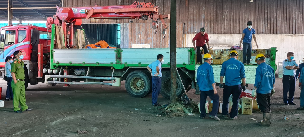 Tiêu hủy lô hàng hóa vi phạm trị giá gần 1,6 tỷ đồng